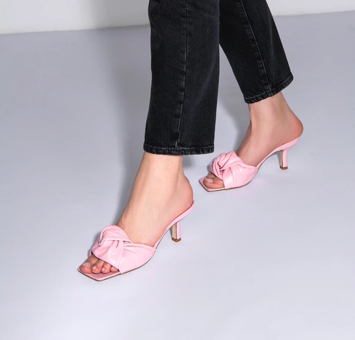 Pink Mule Kitten Heels With Black Jeans Pink Mule Kitten Heels With Black Jeans — Trendy Kitten Heels Outfits