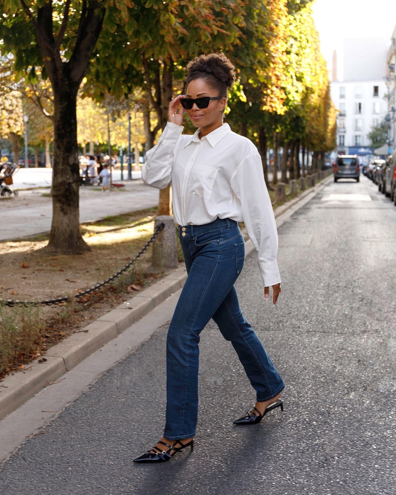 Black Kitten Heels With Oversized Shirt and Jeans, Close-Up Take Black Kitten Heels With Oversized Shirt and Jeans, Close-Up Take — Trendy Kitten Heels Outfits