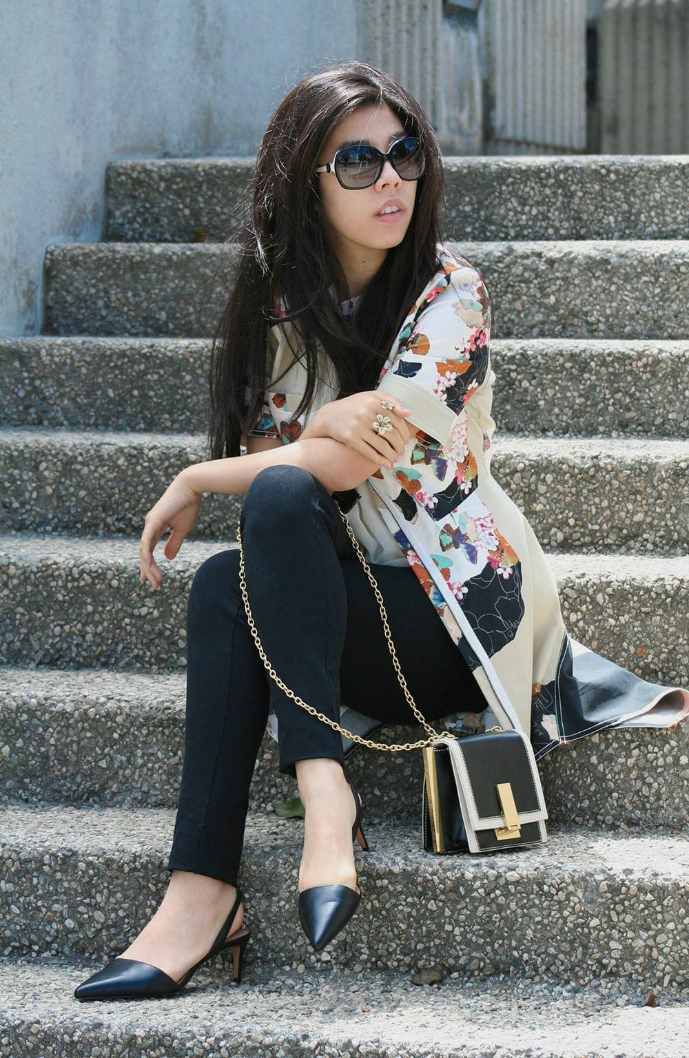 Black Kitten Heels With Printed Kimono Jacket Black Kitten Heels With Printed Kimono Jacket — Trendy Kitten Heels Outfits