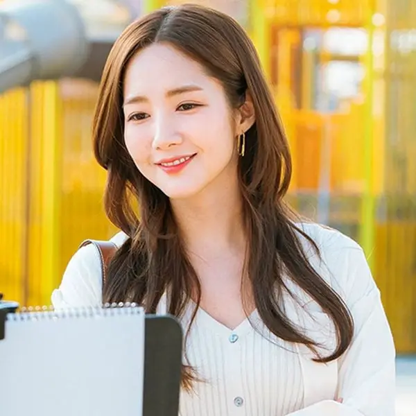 Collarbone Waves With Medium Brown Highlights Collarbone Waves With Medium Brown Highlights — Trendy Korean Hairstyles