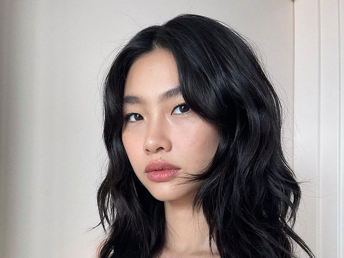 Collarbone Black Hair With Curtain Bangs, Wavy Collarbone Black Hair With Curtain Bangs, Wavy — Trendy Korean Hairstyles