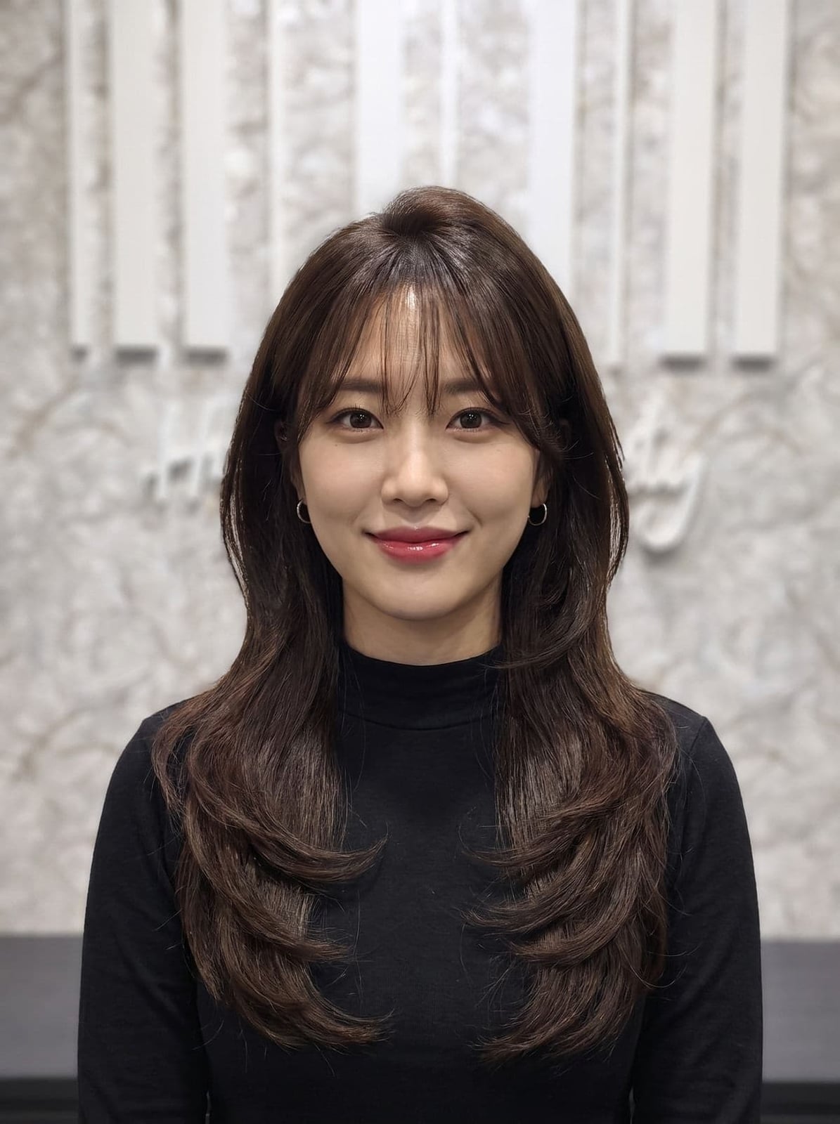 Shoulder-Length Wolf Cut With Curtain Bangs Shoulder-Length Wolf Cut With Curtain Bangs — Trendy Korean Hairstyles