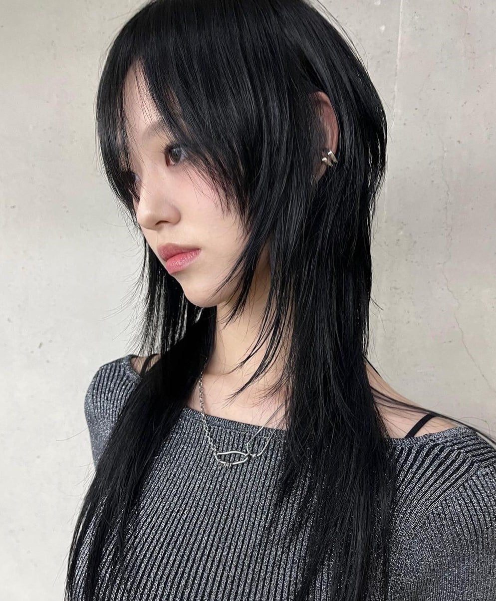 Black Shoulder-Length Wolf Cut With Choppy Bangs, Straight Black Shoulder-Length Wolf Cut With Choppy Bangs, Straight — Trendy Korean Hairstyles