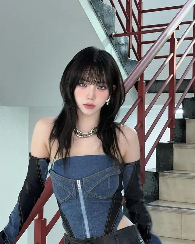 Shoulder-Length Shag With Full Bangs Shoulder-Length Shag With Full Bangs — Trendy Korean Hairstyles