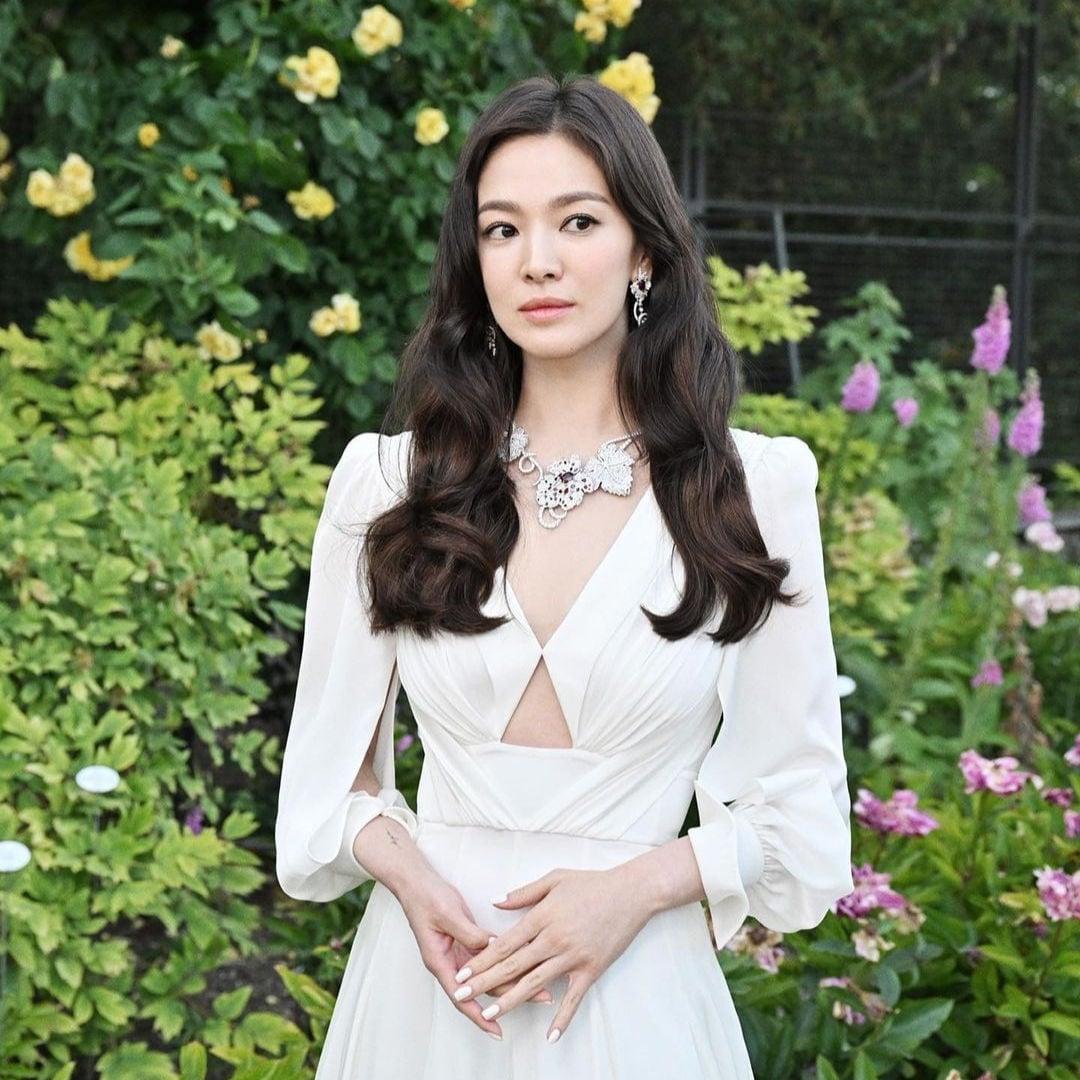 Mid-Back Waves With Face-Framing Layers, Dark, Office-Safe Version Mid-Back Waves With Face-Framing Layers, Dark, Office-Safe Version — Trendy Korean Hairstyles