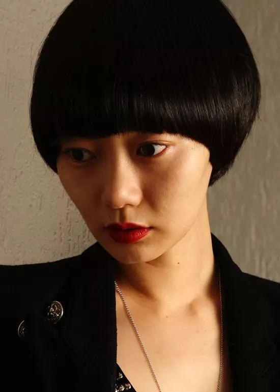 Mid-Back Dark Brown With Face-Framing Layers Mid-Back Dark Brown With Face-Framing Layers — Trendy Korean Hairstyles