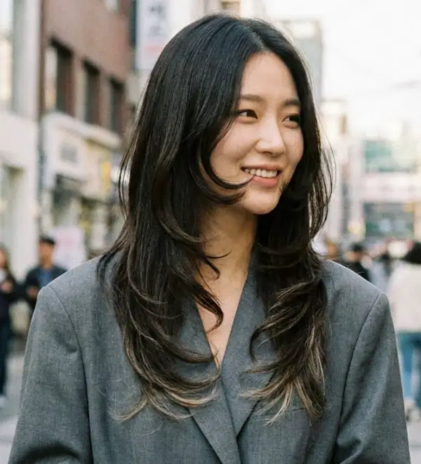 Mid-Back Shag With Wispy Bangs and Balayage Mid-Back Shag With Wispy Bangs and Balayage — Trendy Korean Hairstyles
