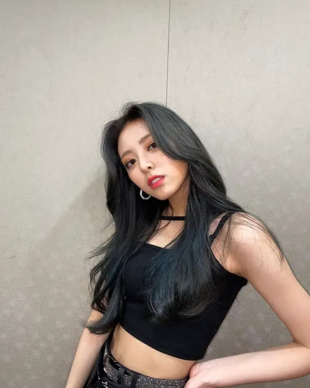 Mid-Back Gray Waves With Subtle Blue Tones Mid-Back Gray Waves With Subtle Blue Tones — Trendy Korean Hairstyles
