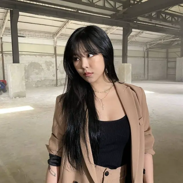 Collarbone Layers With Soft Curtain Bangs, Dark Brown Collarbone Layers With Soft Curtain Bangs, Dark Brown — Trendy Korean Hairstyles