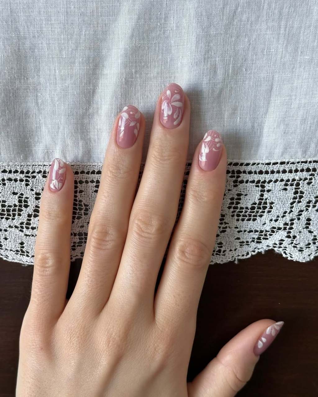 White Floral Lace Short Oval Nails With Dusty Rose White Floral Lace Short Oval Nails With Dusty Rose — Trendy Lace Nails