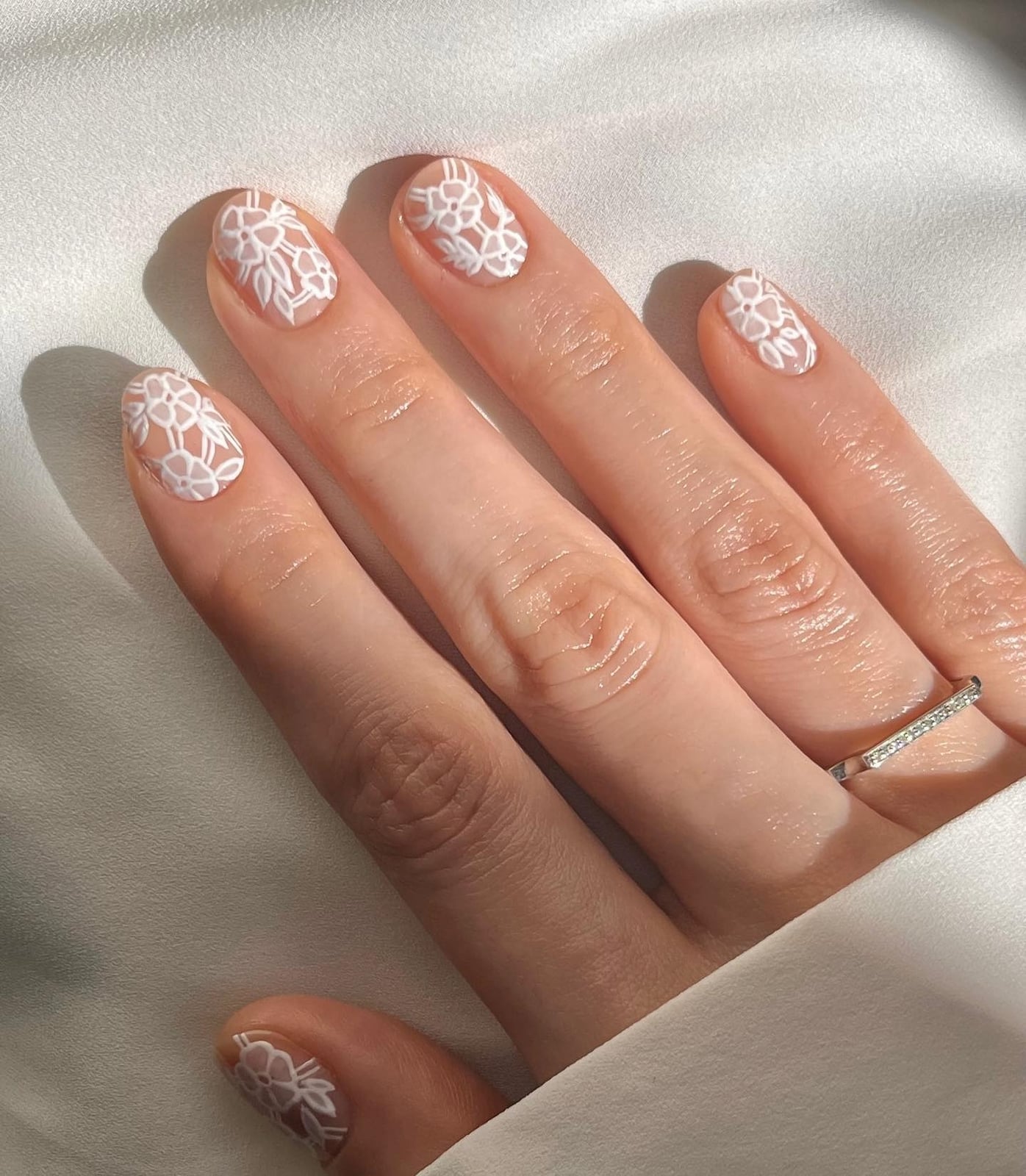 Intricate White Lace Short Oval Nails, Glossy Intricate White Lace Short Oval Nails, Glossy — Trendy Lace Nails