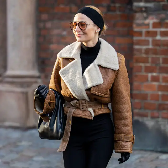 Brown Shearling Leather Jacket with Black Turtleneck Brown Shearling Leather Jacket with Black Turtleneck — Trendy Leather Jacket Outfits Women