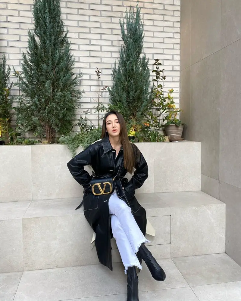 Long Black Leather Coat with White Top and Straight Leg Jeans Long Black Leather Coat with White Top and Straight Leg Jeans — Trendy Leather Jacket Outfits Women