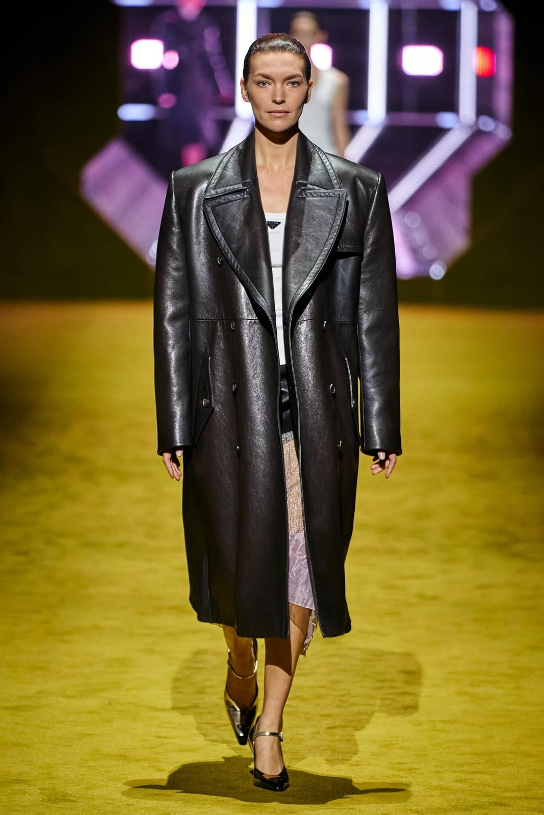 Double-breasted Black Leather Trench Coat Outfit Double-breasted Black Leather Trench Coat Outfit — Trendy Leather Jacket Outfits Women