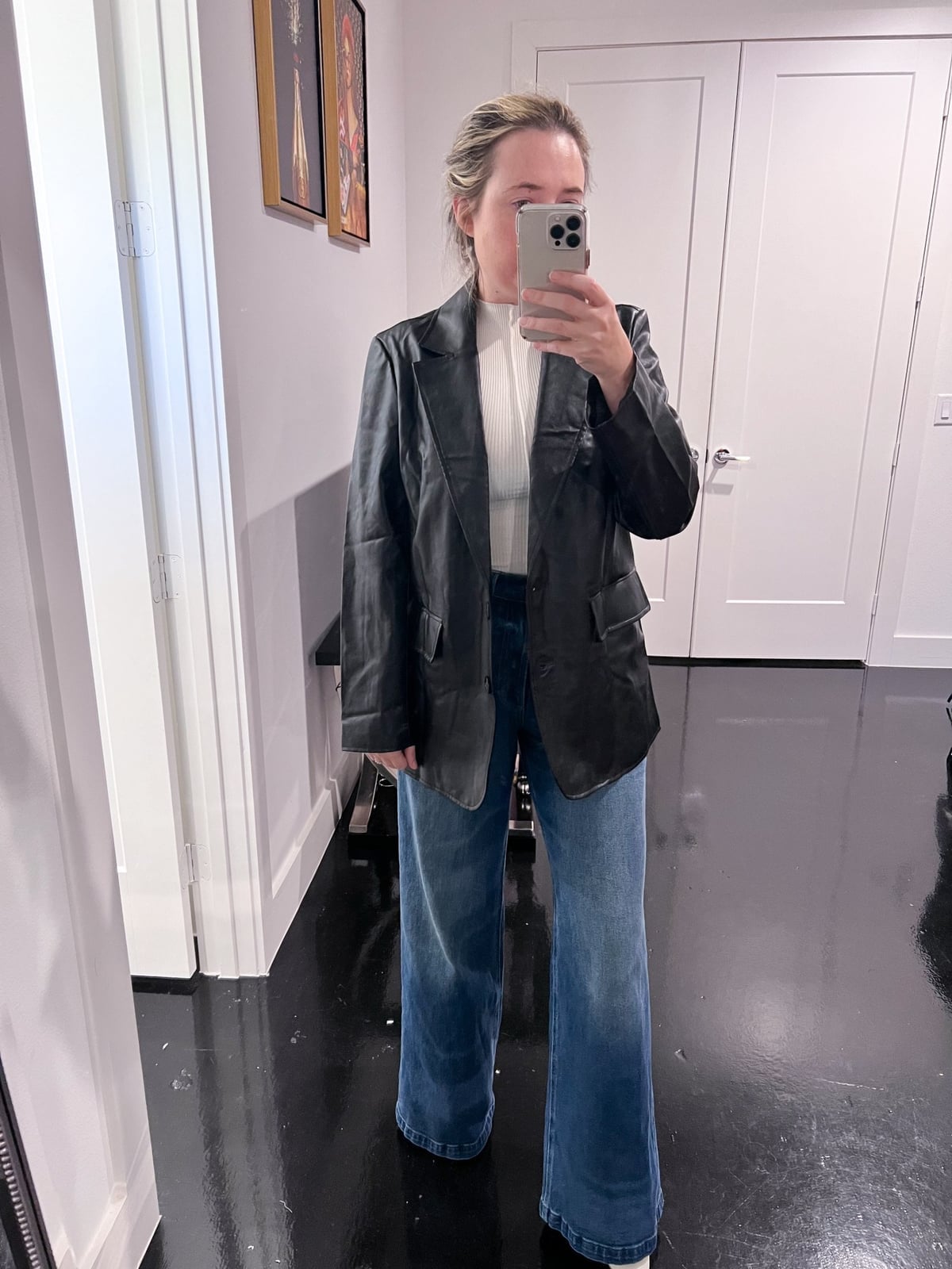 Oversized Black Leather Blazer with Wide-Leg Jeans Oversized Black Leather Blazer with Wide-Leg Jeans — Trendy Leather Jacket Outfits Women