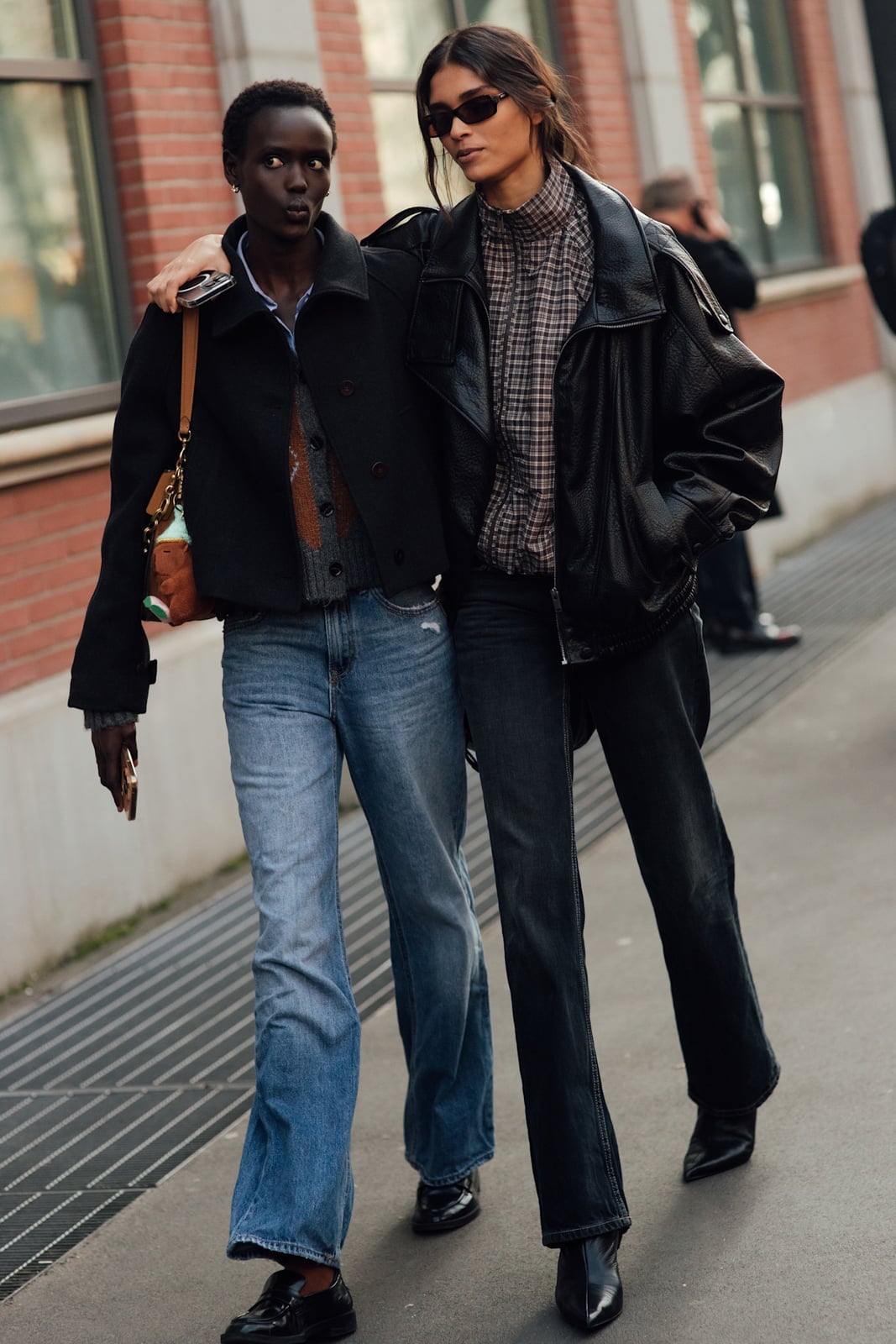 Oversized Leather Jacket with Knit Sweater and Wide Leg Jeans Oversized Leather Jacket with Knit Sweater and Wide Leg Jeans — Trendy Leather Jacket Outfits Women