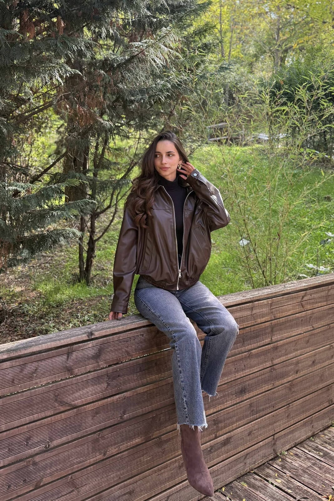 Dark Brown Faux Leather Bomber Jacket with Jeans Dark Brown Faux Leather Bomber Jacket with Jeans — Trendy Leather Jacket Outfits Women