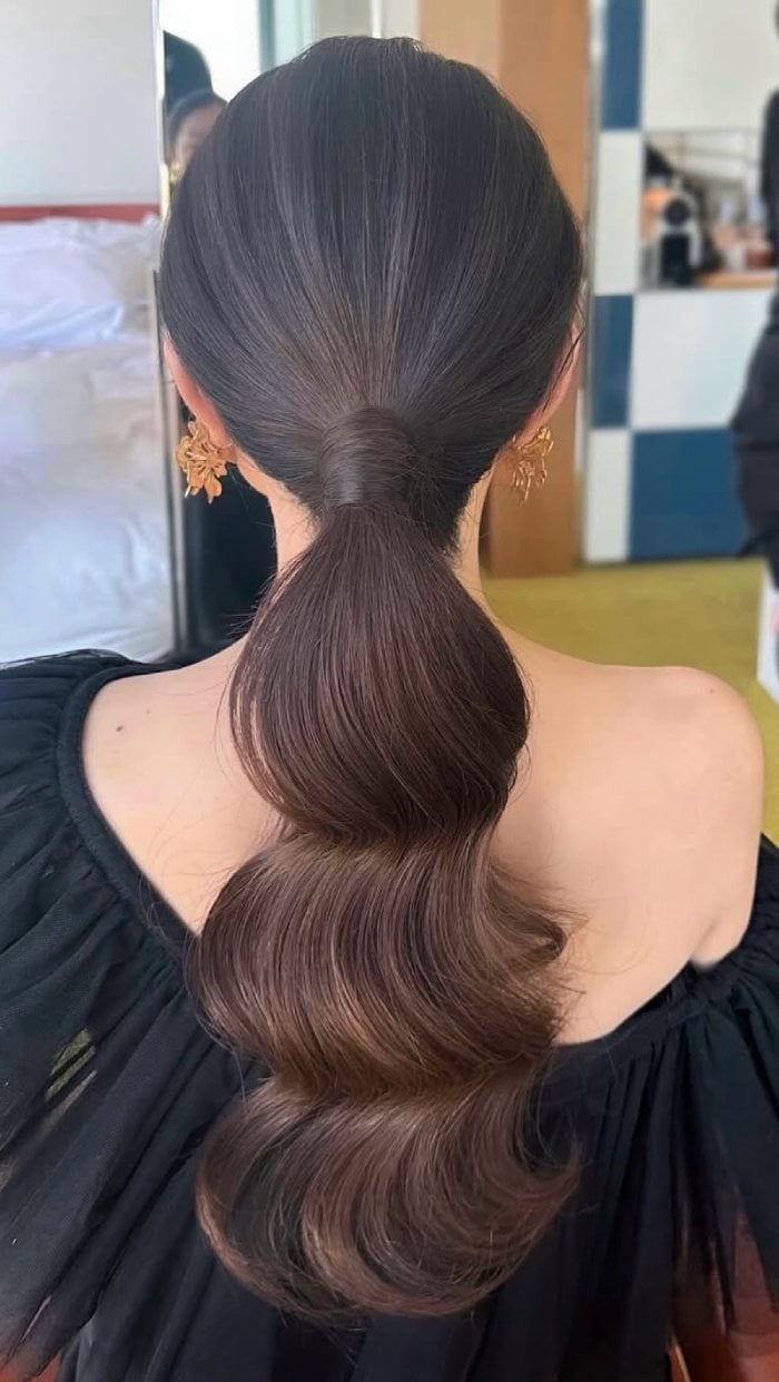 Voluminous Dark Brown Low Ponytail With Ombre Voluminous Dark Brown Low Ponytail With Ombre — Trendy Low Ponytail Hairstyles