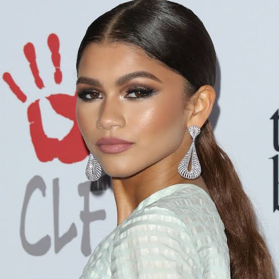 Collarbone Wavy Dark Brown Ponytail With Curtain Bangs Collarbone Wavy Dark Brown Ponytail With Curtain Bangs — Trendy Low Ponytail Hairstyles