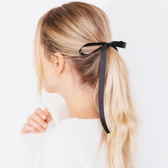 Blonde Collarbone Ponytail With Ribbon Accent, Close-Up Take Blonde Collarbone Ponytail With Ribbon Accent, Close-Up Take — Trendy Low Ponytail Hairstyles