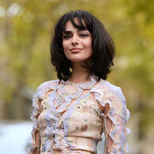 Collarbone Layered Bob With Curtain Bangs Collarbone Layered Bob With Curtain Bangs — Trendy Medium Hair