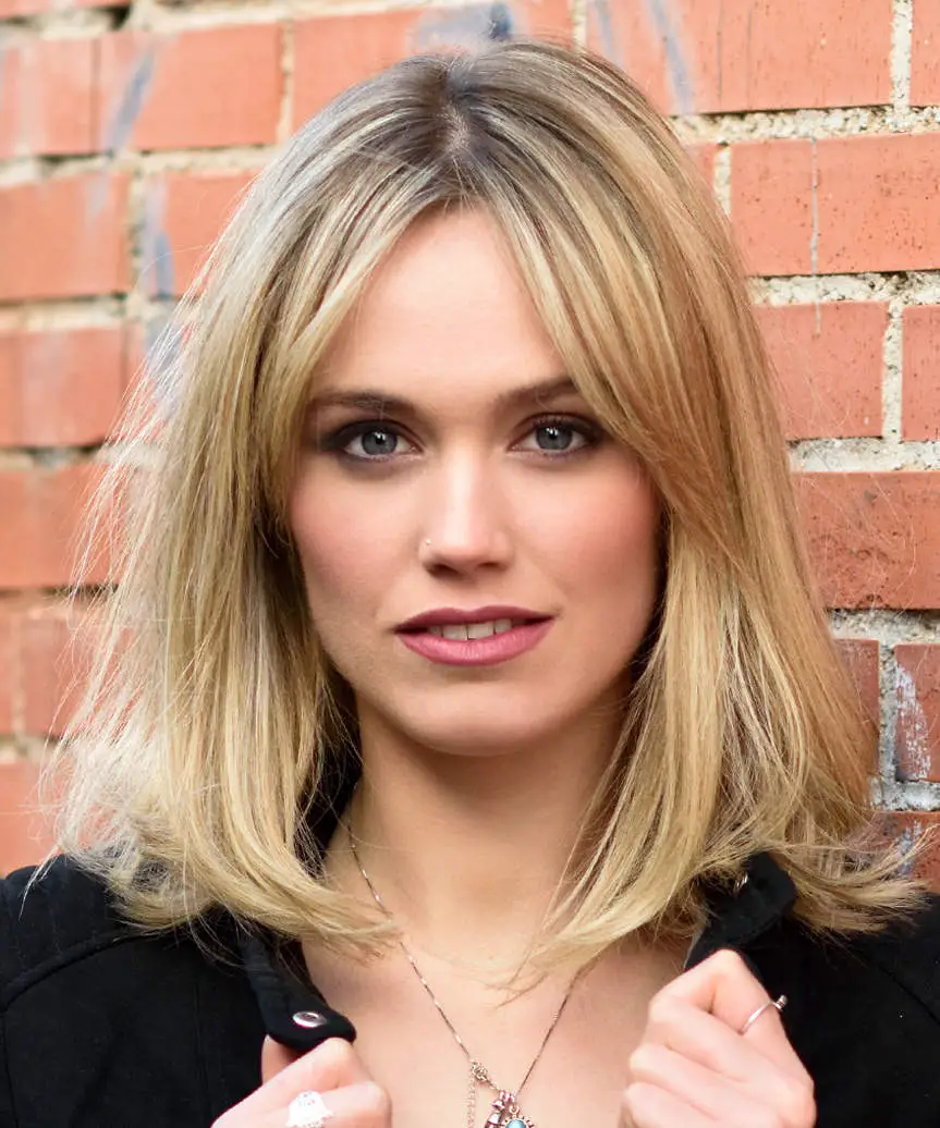 Collarbone Layers With Blonde Curtain Bangs, Straight Collarbone Layers With Blonde Curtain Bangs, Straight — Trendy Medium Hair