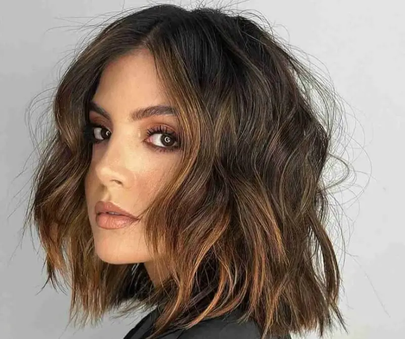 Chin Lob With Side-Swept Bangs Dark Brown, Wavy Chin Lob With Side-Swept Bangs Dark Brown, Wavy — Trendy Medium Hair