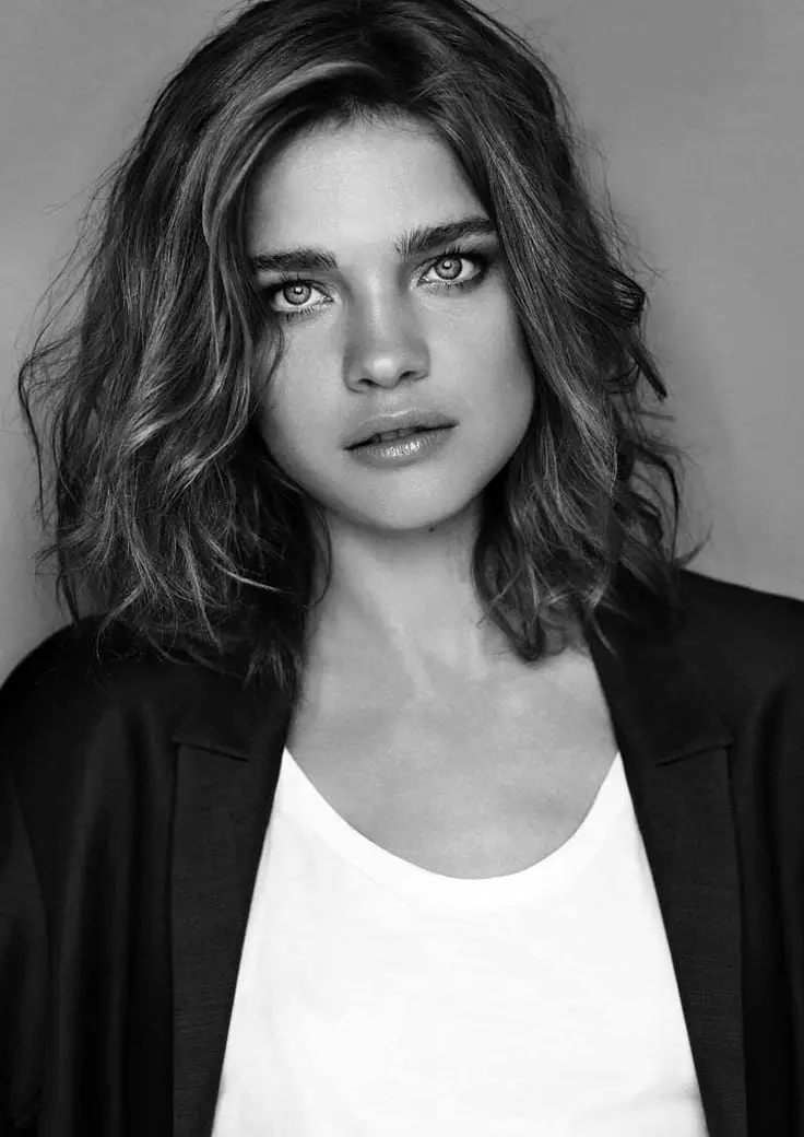 Glossy Lob With Face-Framing Layers — Trendy Messy Hair
