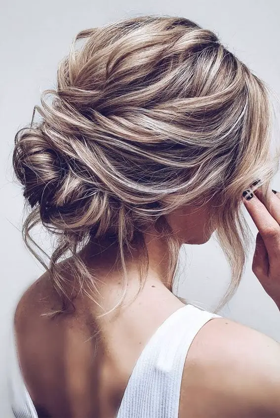Long Shag With Bold Blonde Highlights and Face-Framing Pieces — Trendy Messy Hair