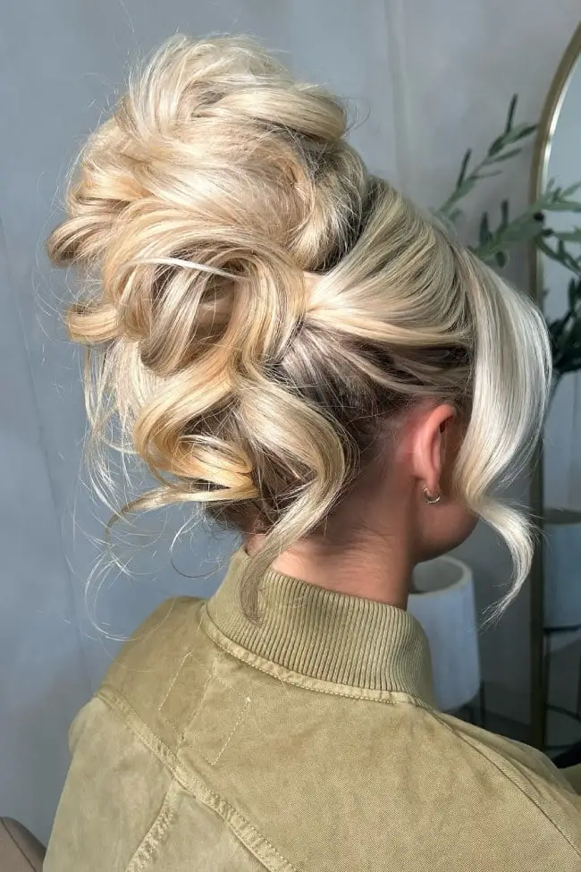 Wavy Mid-Back With Blonde Money Piece, Close-Up Take — Trendy Messy Hair