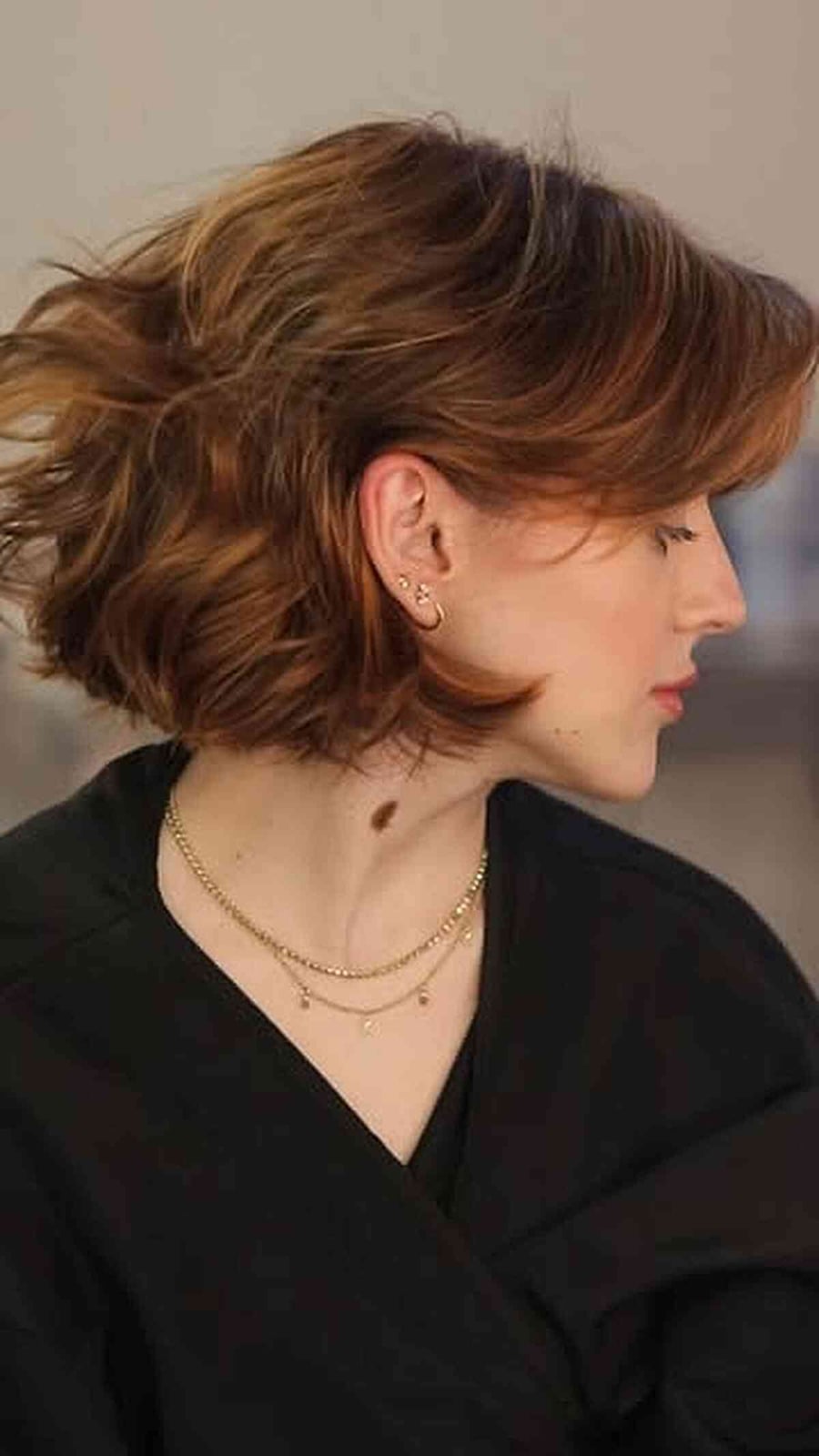 Messy Wavy Bob With Copper Highlights — Trendy Messy Hair