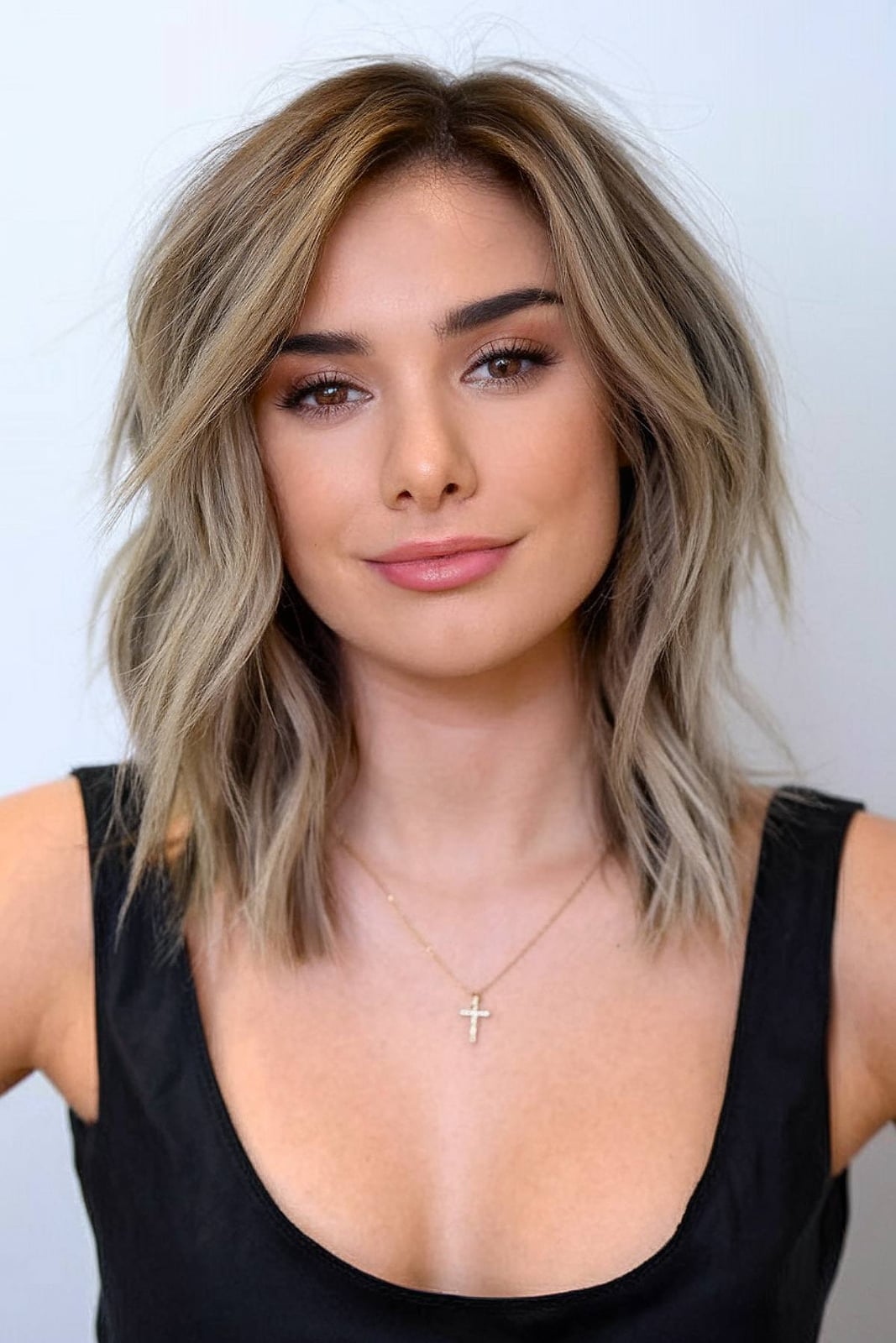 Collarbone Shag With Blonde Balayage Collarbone Shag With Blonde Balayage — Trendy Modern Shag