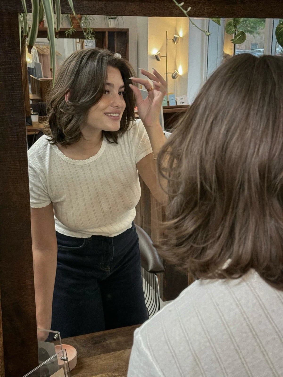 Collarbone Shag With Curtain Bangs and Textured Waves Collarbone Shag With Curtain Bangs and Textured Waves — Trendy Modern Shag