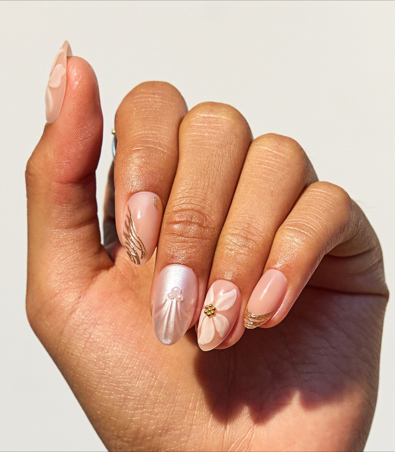 Soft Nude Pearlescent Gold Wave Medium Oval Nails Soft Nude Pearlescent Gold Wave Medium Oval Nails — Trendy Nail Designs