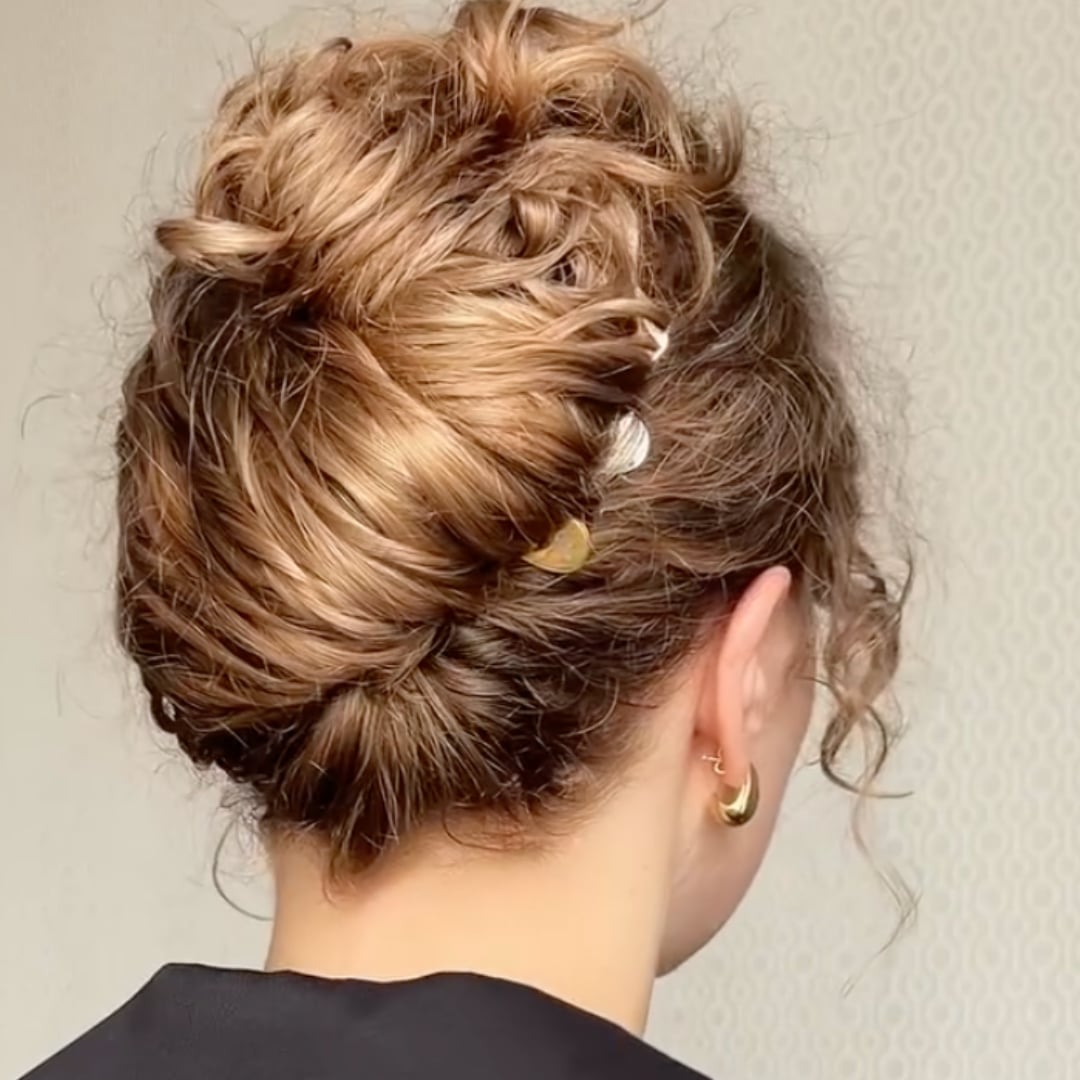Messy Honey Blonde Bun With Decorative Pins Messy Honey Blonde Bun With Decorative Pins — Trendy Natural Bun