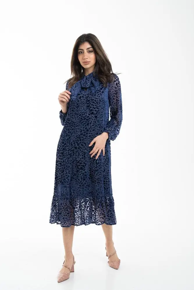 Navy Velvet Burnout Midi Dress with Pink Heels Navy Velvet Burnout Midi Dress with Pink Heels — Trendy Navy Blue Outfits