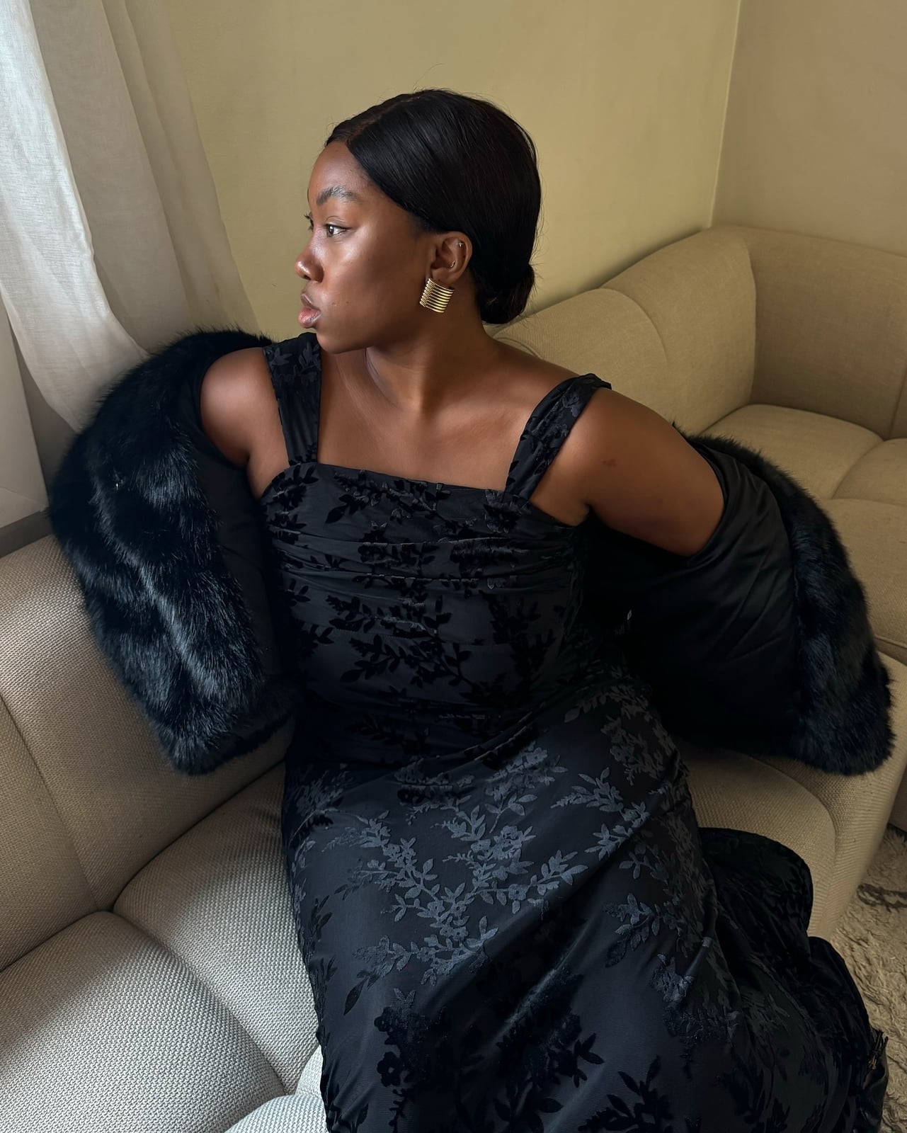 Black Burnout Velvet Gown with Faux Fur Stole Black Burnout Velvet Gown with Faux Fur Stole — Trendy Night Out Outfits
