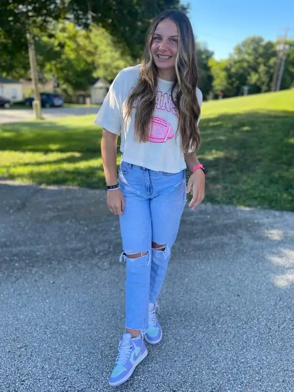 Graphic Crop T-Shirt with Baggy Ripped Jeans Graphic Crop T-Shirt with Baggy Ripped Jeans — Trendy Outfits for Teens