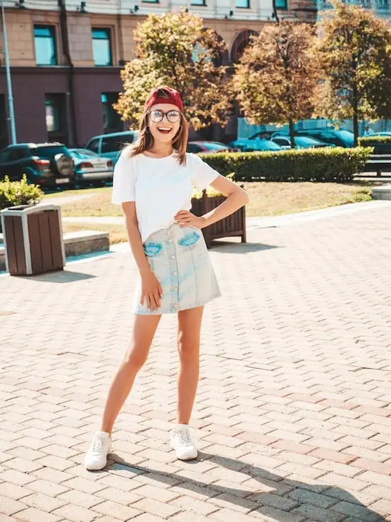 White T-Shirt with Denim Mini Skirt and Baseball Cap White T-Shirt with Denim Mini Skirt and Baseball Cap — Trendy Outfits for Teens