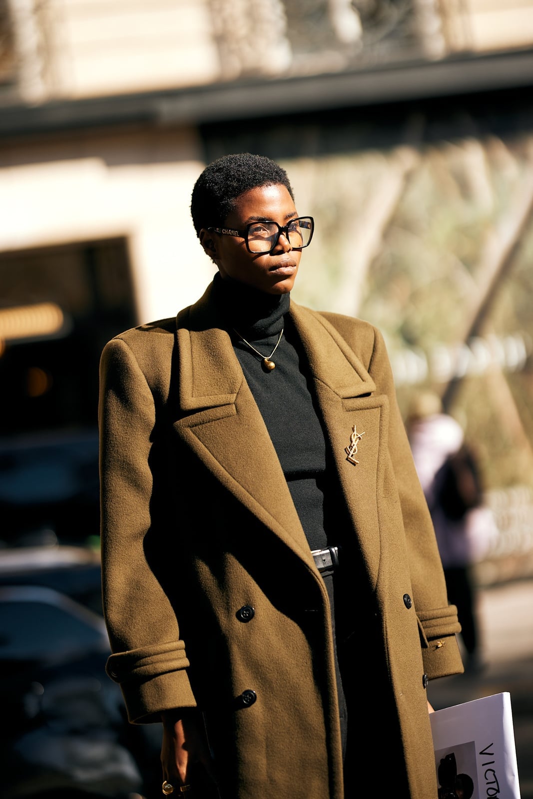 Oversized Olive Green Wool Coat with Gold Brooch Oversized Olive Green Wool Coat with Gold Brooch — Trendy Parisian Style