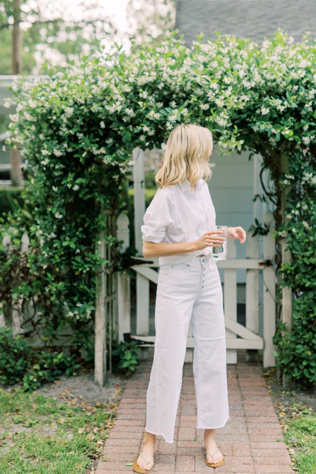 Monochromatic White Top and Cropped Pants With Tan Flat Sandals Monochromatic White Top and Cropped Pants With Tan Flat Sandals — Trendy Photo Outfit