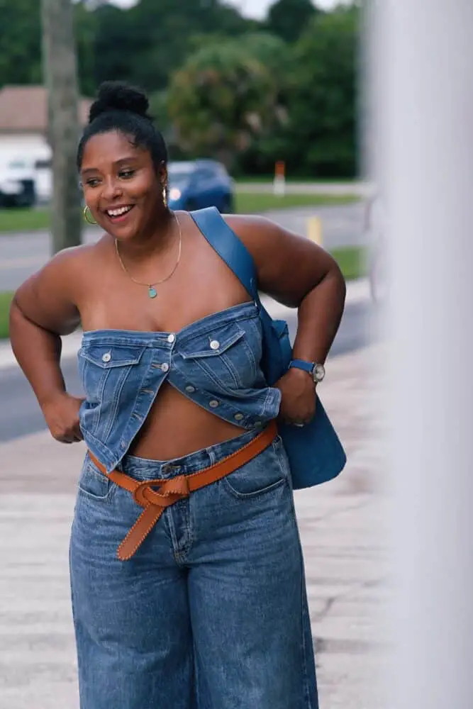 Denim Corset Top with Wide-Leg Jeans and Brown Leather Sandals Denim Corset Top with Wide-Leg Jeans and Brown Leather Sandals — Trendy Photo Outfit