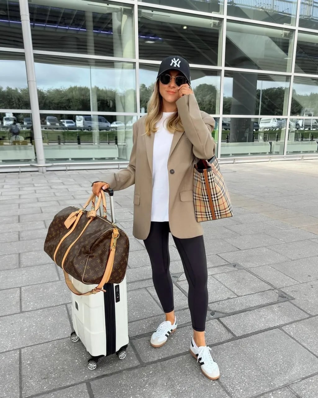 Tan Oversized Blazer for Travel Tan Oversized Blazer for Travel — Trendy Photo Outfit