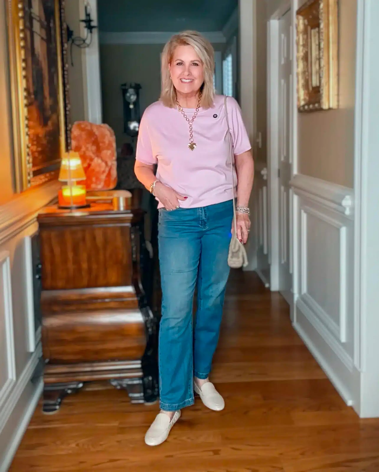 Pink T-Shirt and Straight-Leg Jeans Pink T-Shirt and Straight-Leg Jeans — Trendy Photo Outfit