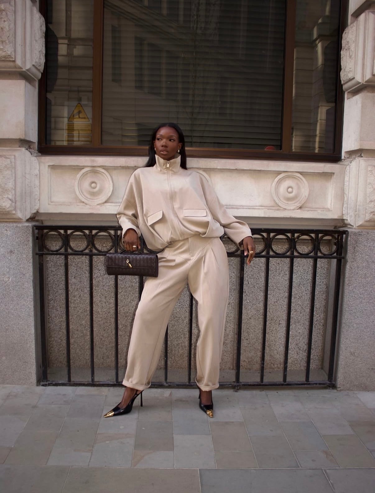 Beige Oversized Zip-Up Jacket and Trousers Beige Oversized Zip-Up Jacket and Trousers — Trendy Photo Outfit