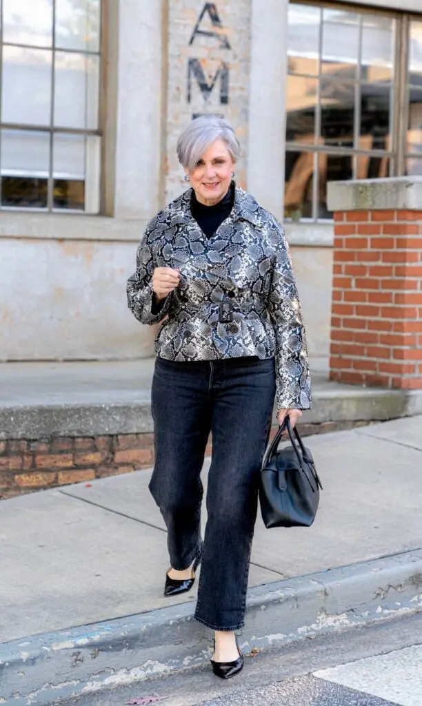 Snakeskin Print Jacket with Straight-Leg Jeans Snakeskin Print Jacket with Straight-Leg Jeans — Trendy Photo Outfit