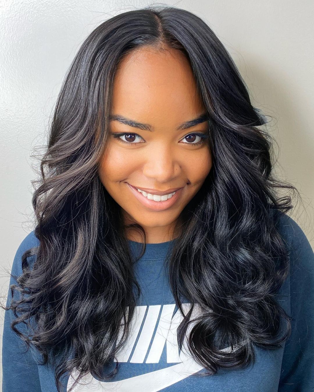 Long Wavy Hair with Dark Blue T-Shirt Long Wavy Hair with Dark Blue T-Shirt — Trendy Quick Weave
