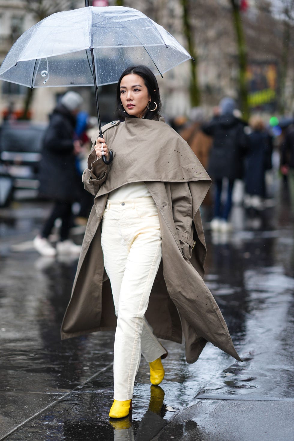 Oversized Taupe Trench Coat With Yellow Boots Oversized Taupe Trench Coat With Yellow Boots — Trendy Rain Jacket Outfits