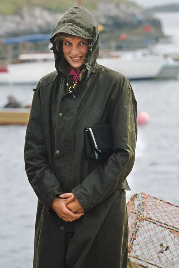 Olive Green Waxed Cotton Hooded Raincoat Olive Green Waxed Cotton Hooded Raincoat — Trendy Rain Jacket Outfits