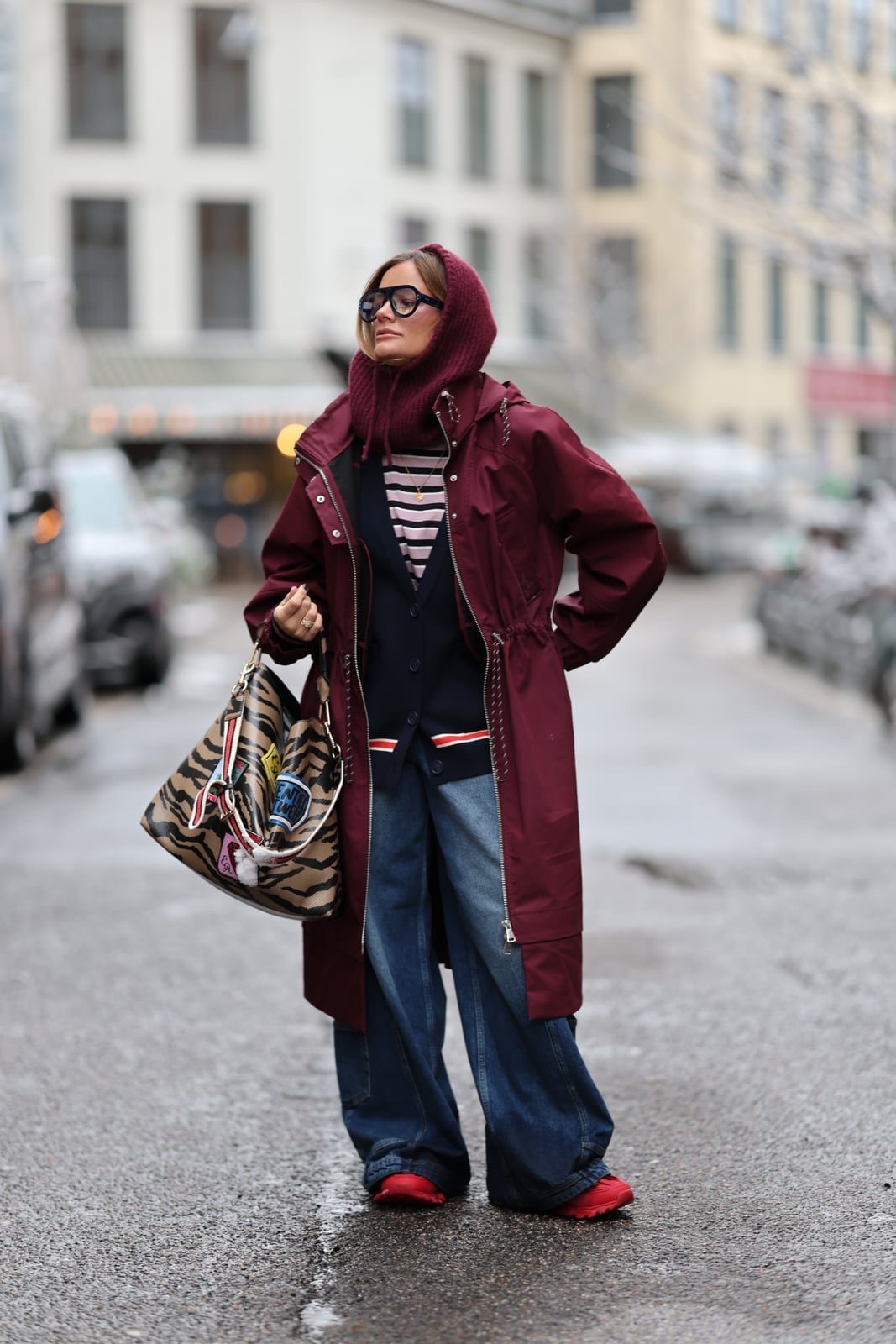Maroon Utilitarian Parka With Wide-Leg Jeans Maroon Utilitarian Parka With Wide-Leg Jeans — Trendy Rain Jacket Outfits